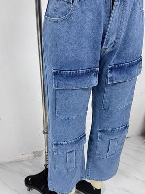 High-Waisted Wide-Leg Cargo Jeans in Blue with pocketed
