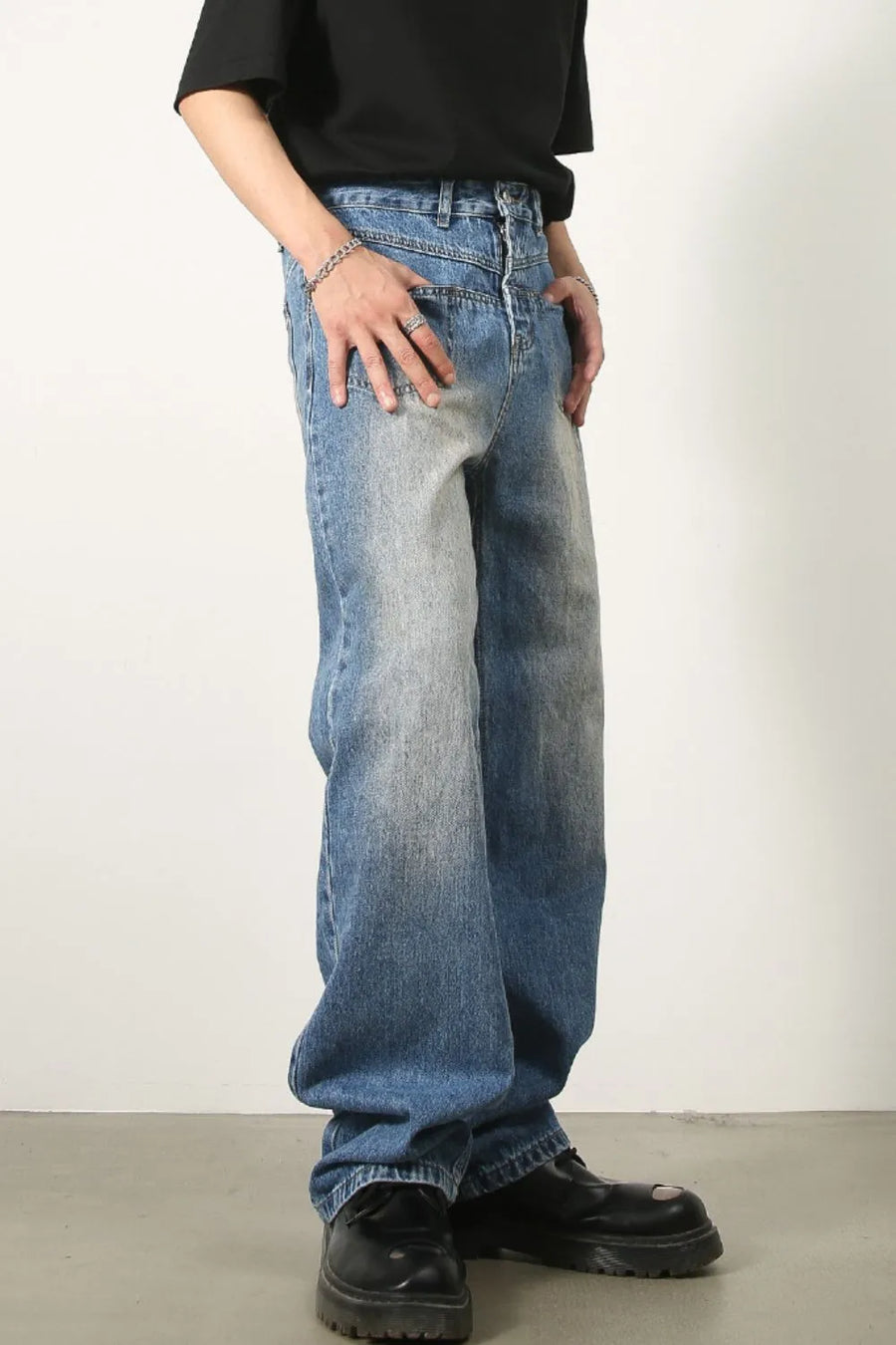 Vintage wash baggy denim jeans in medium blue, featuring a faded effect and relaxed fit.