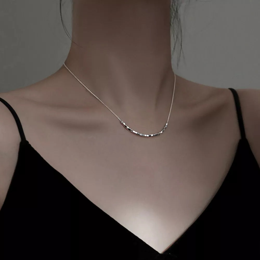 necklace in silver featuring cube beads and straight fit
