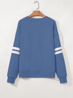 sweatshirt in white with crew neck and long sleeve