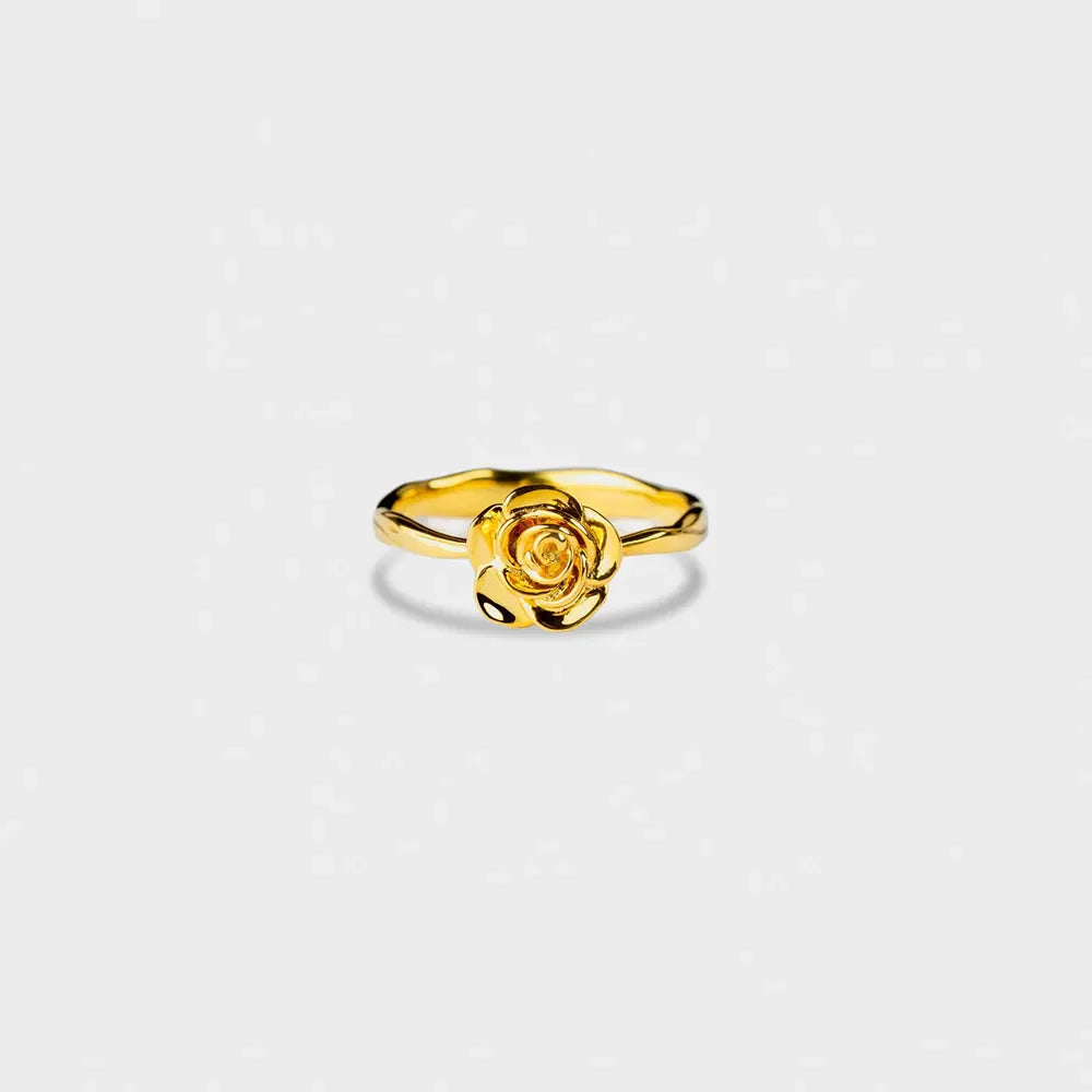 Gold ring with sculpted rosebud detail, 18K gold, casual boho style.