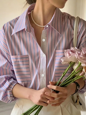 button-down shirt in white with buttoned and hip-length