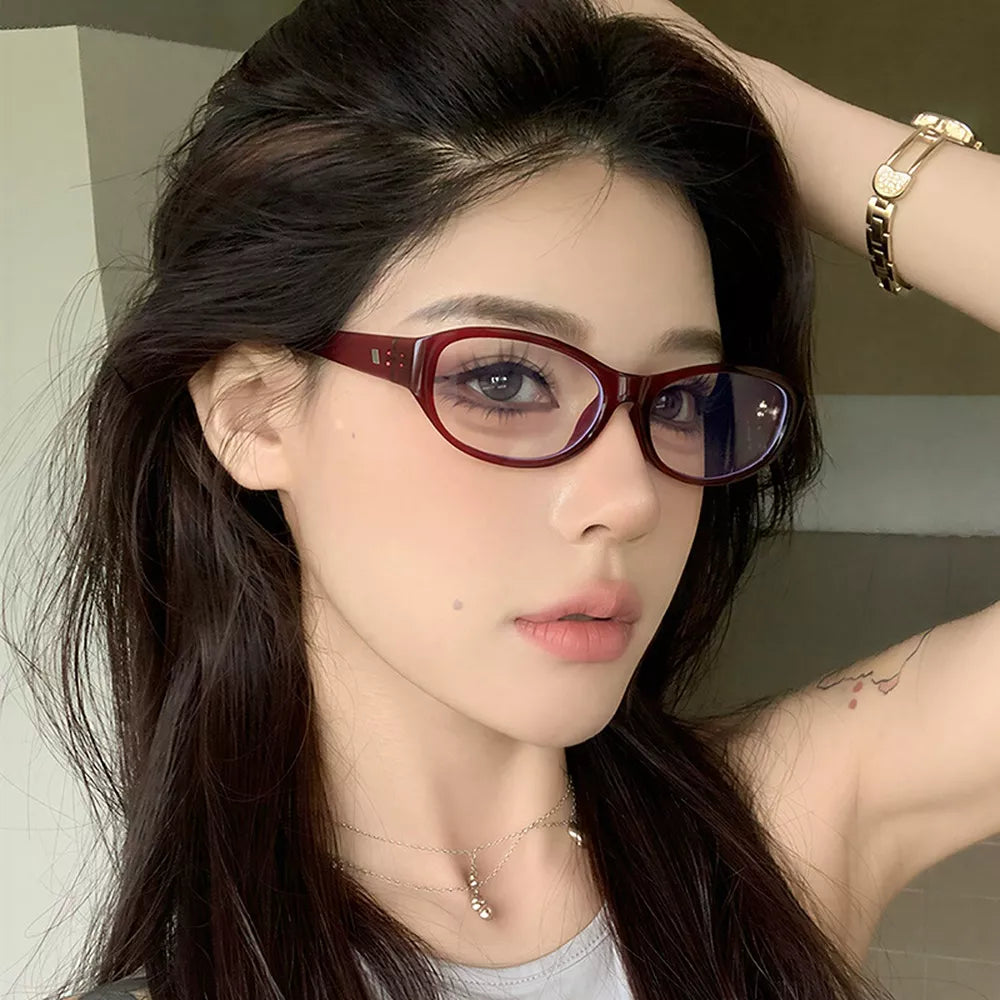 PC Frame material: Polycarbonate Lens material: Polycarbonate Temple material: P sunglasses in Black with oval silhouette