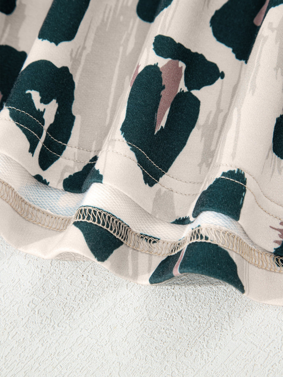 Print short sleeve blouse with animal print pattern and detailed stitching.