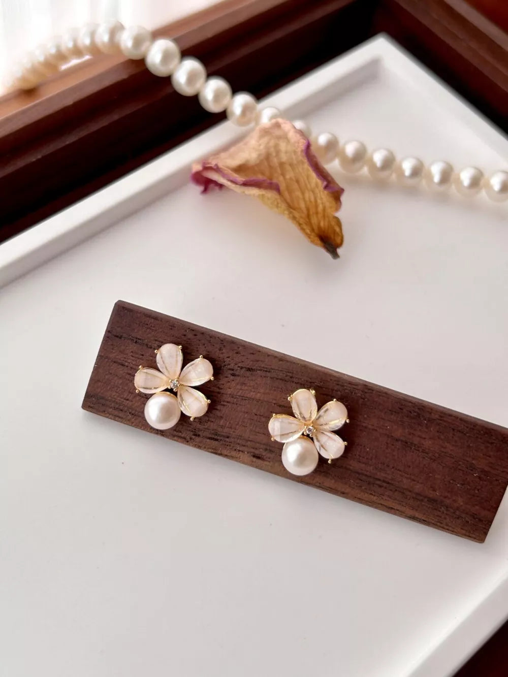 earrings in ivory featuring pearl accent and regular fit
