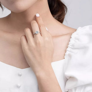 ring in silver featuring adjustable and fitted fit