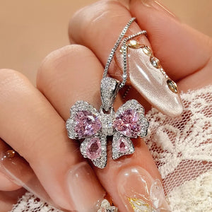 necklace in silver featuring bow pendant and delicate fit