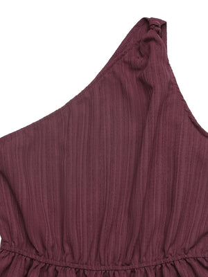 Chic one-shoulder romper in maroon ribbed fabric with a twisted strap detail.