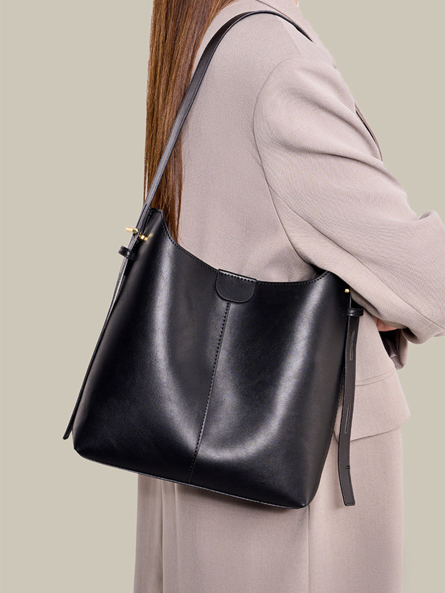 handbag in Brown with adjustable straps and medium