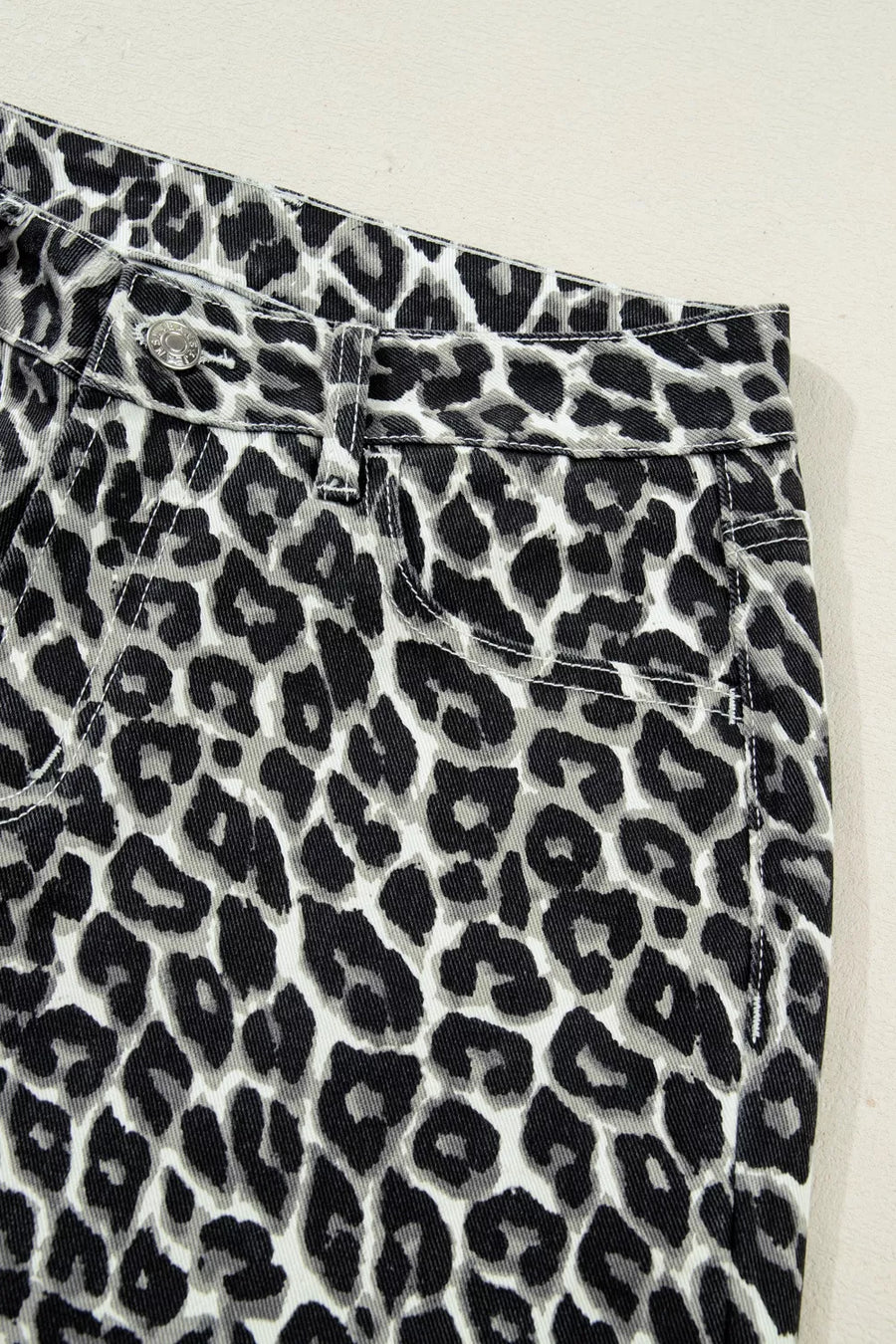 Chic cropped leopard print denim jeans with a button and zip closure.