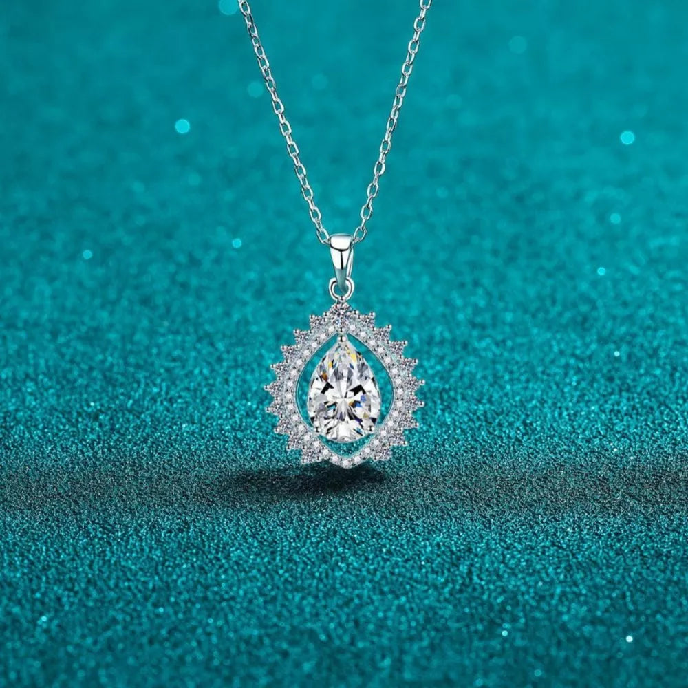 necklace in silver featuring teardrop pendant and teardrop fit