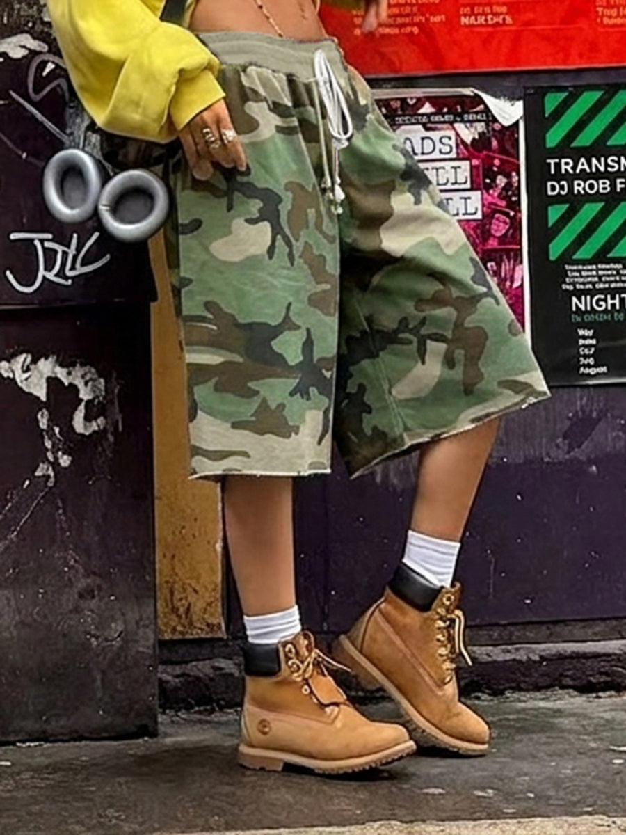 dark brown bermuda shorts featuring raw hem and camo