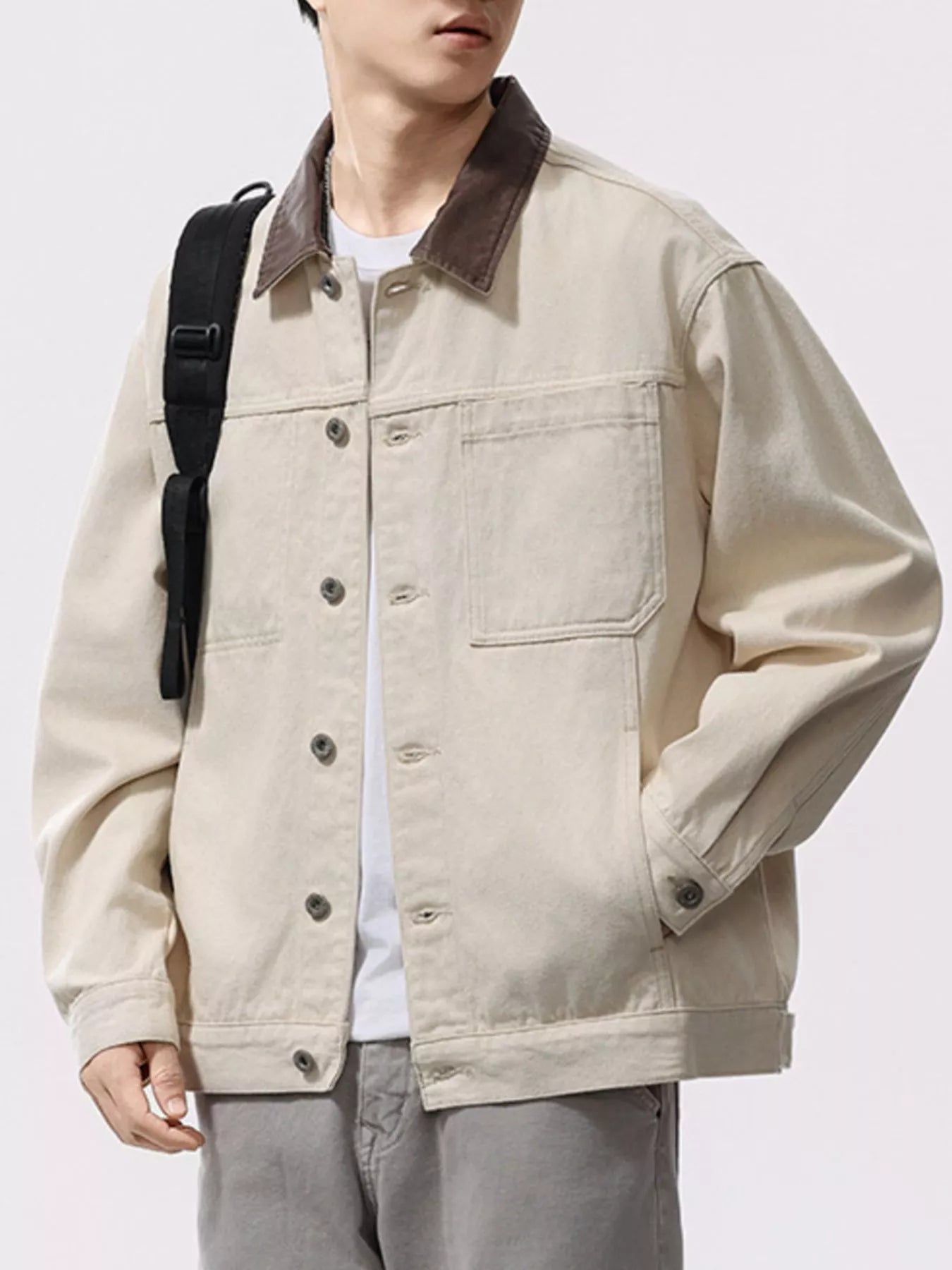 Casual two-tone collar jacket in khaki cotton with button front and chest pockets.