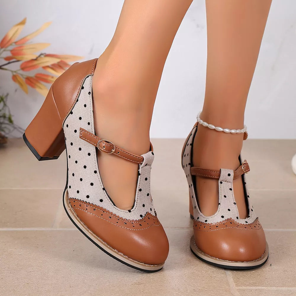 White pumps with buckle and polka dot