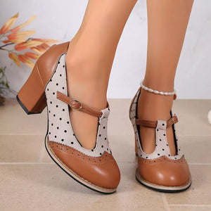 White pumps with buckle and polka dot