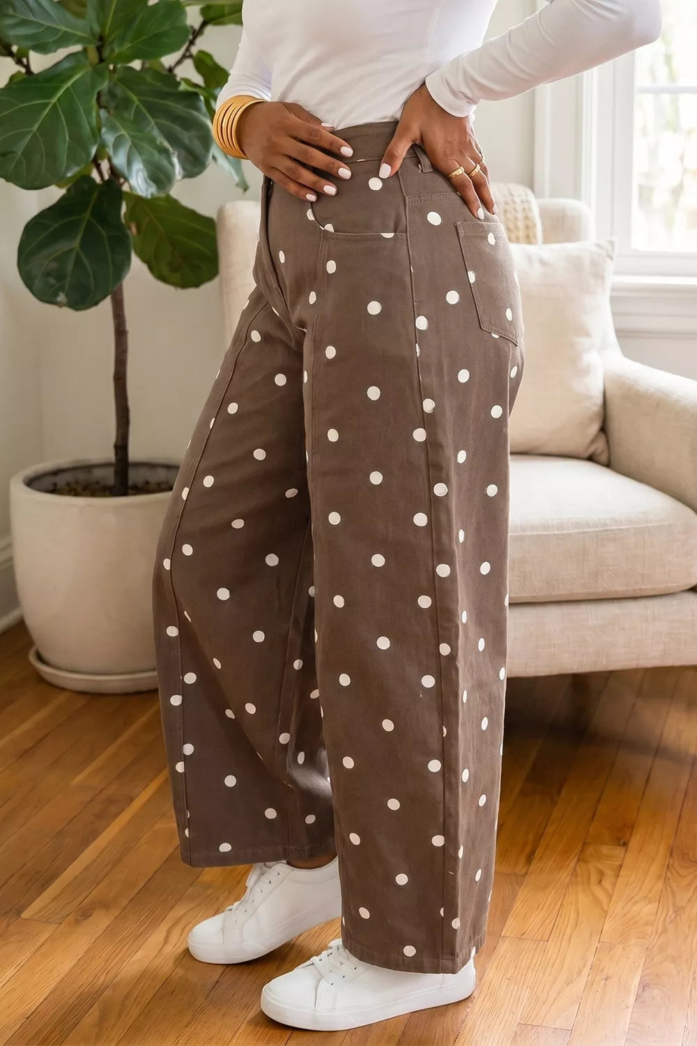 brown jeans with ankle-length and zip-front