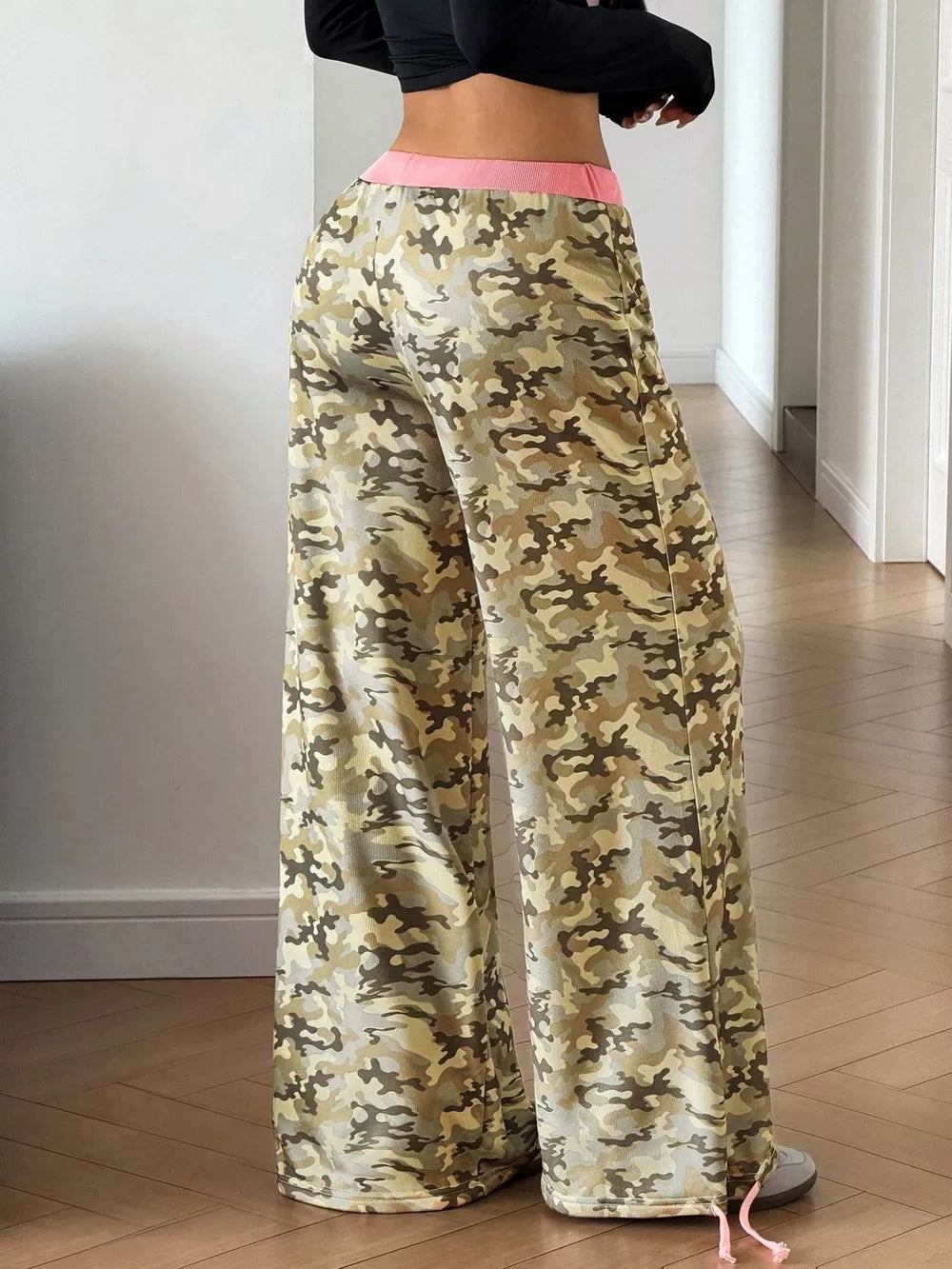 sweatpants in khaki with camo and drawstring waist