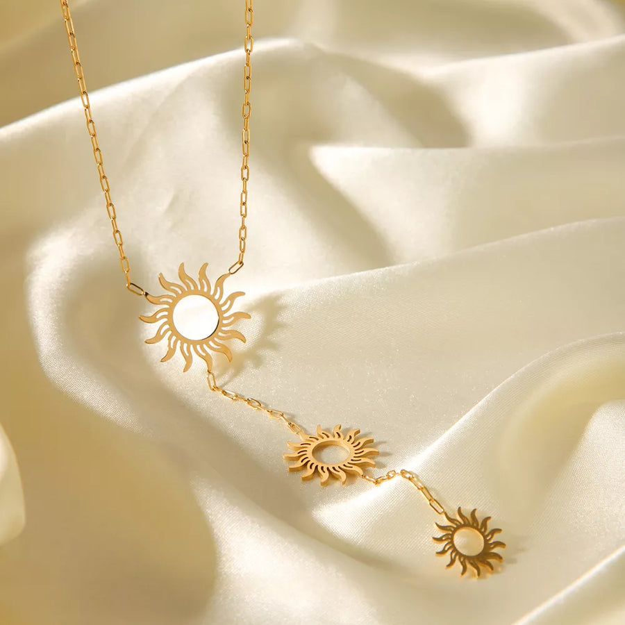 necklace in Gold with sun motif and pendant