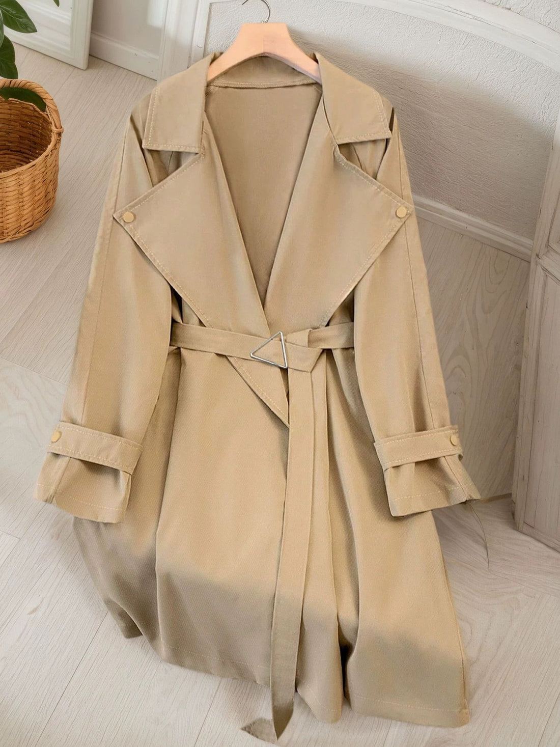 trench coat in camel featuring buttoned and relaxed fit