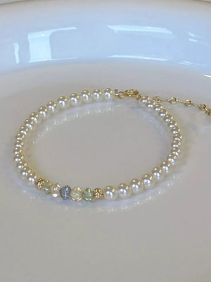 White bracelet with not applicable and clasp