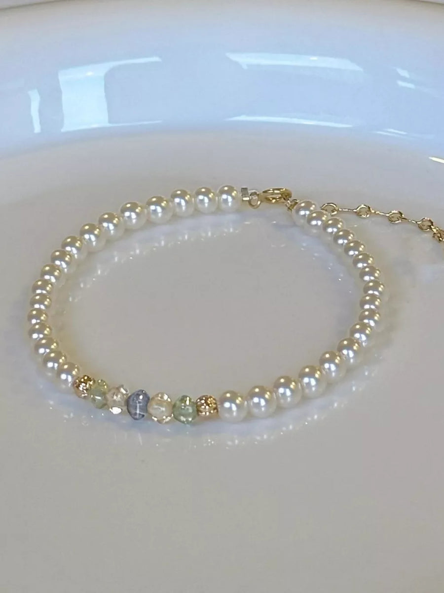 White bracelet with not applicable and clasp