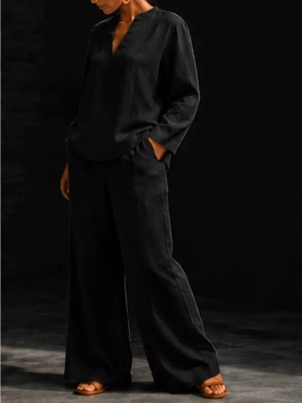 blouse in White with notched and hip-length