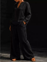 blouse in White with notched and hip-length