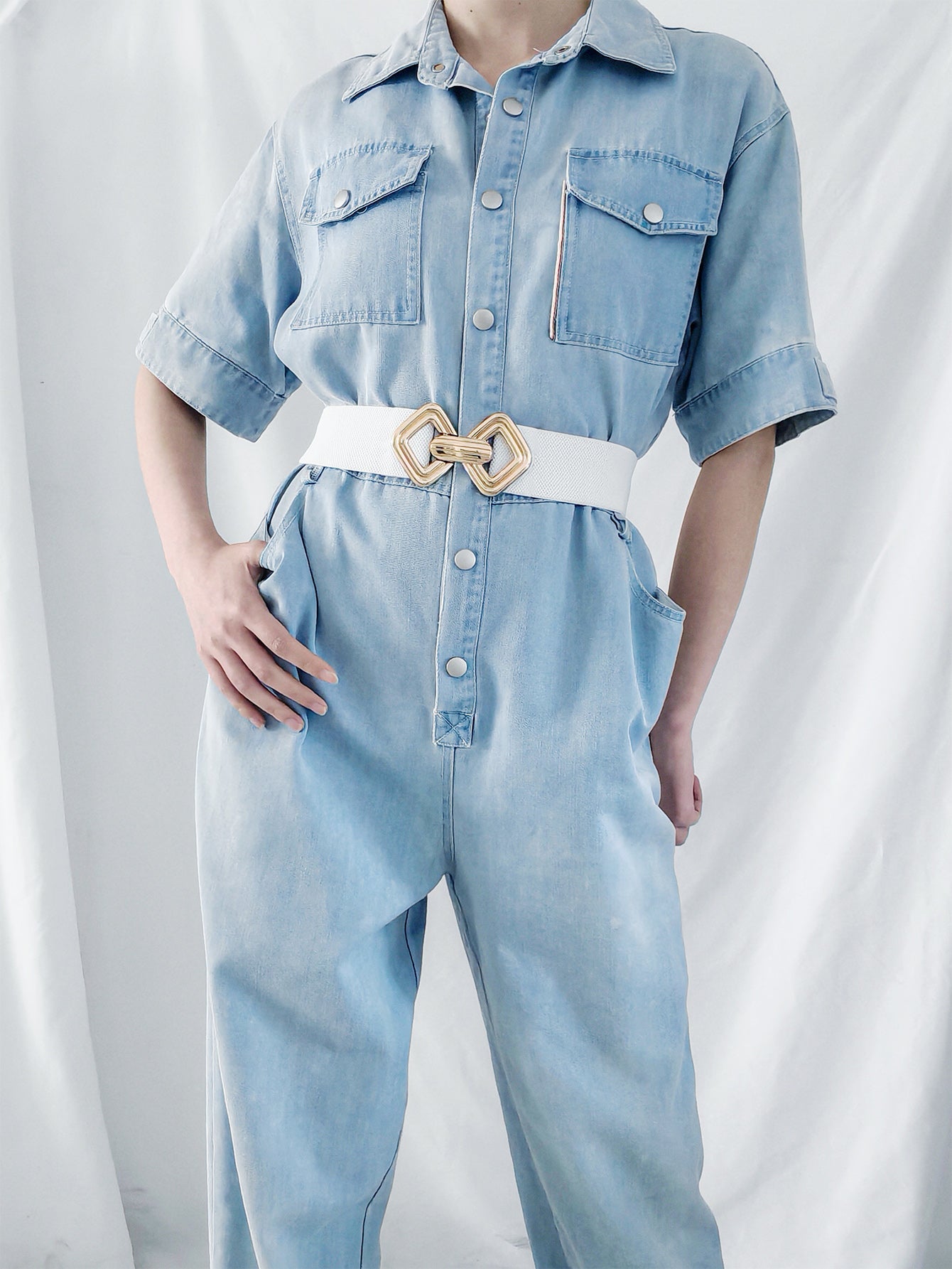 White elasticated waist belt with geometric gold buckle detail