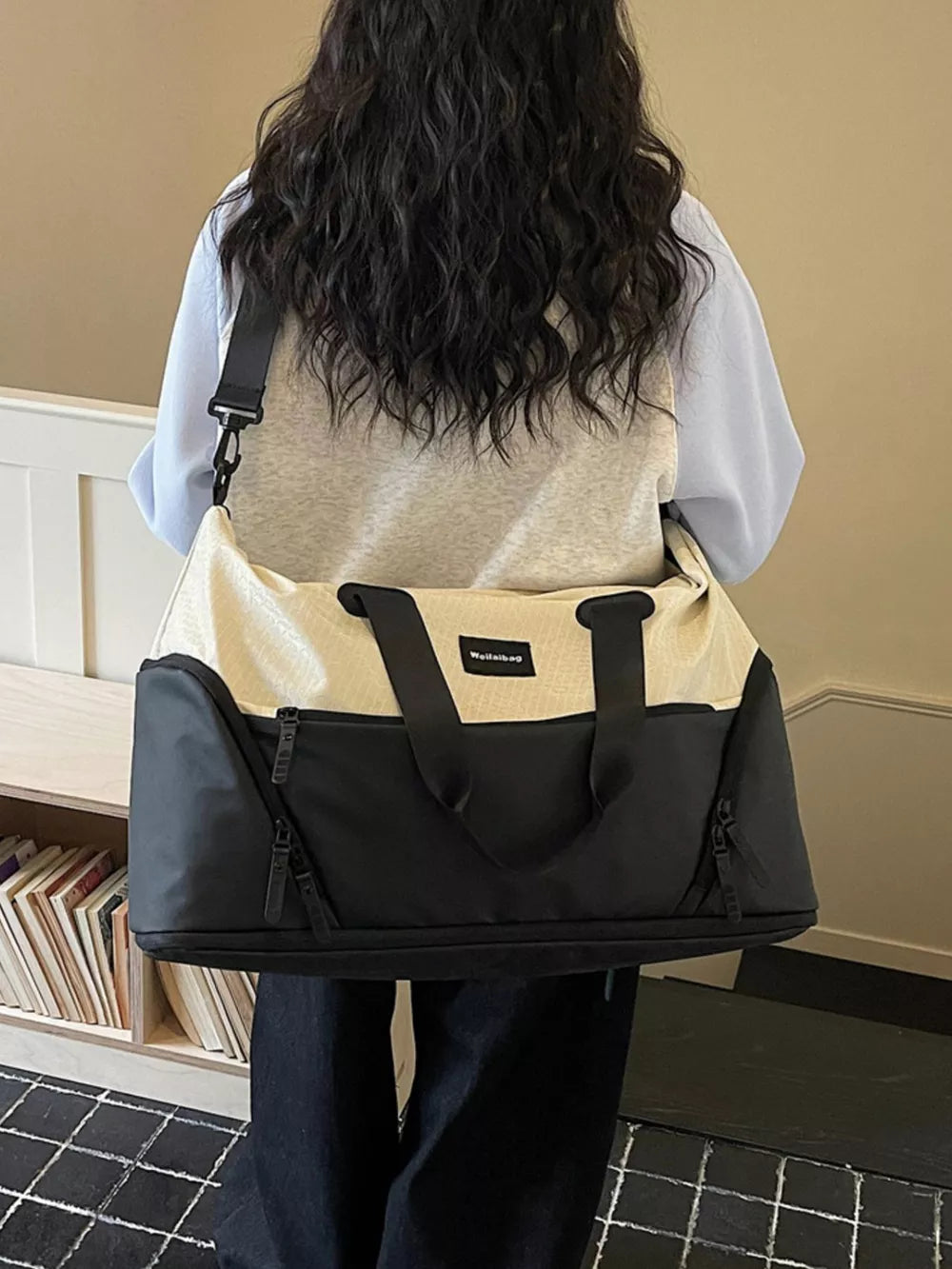 Textured two-tone large duffle bag in black and cream with adjustable strap
