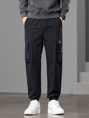 joggers in Black with pocketed and full-length
