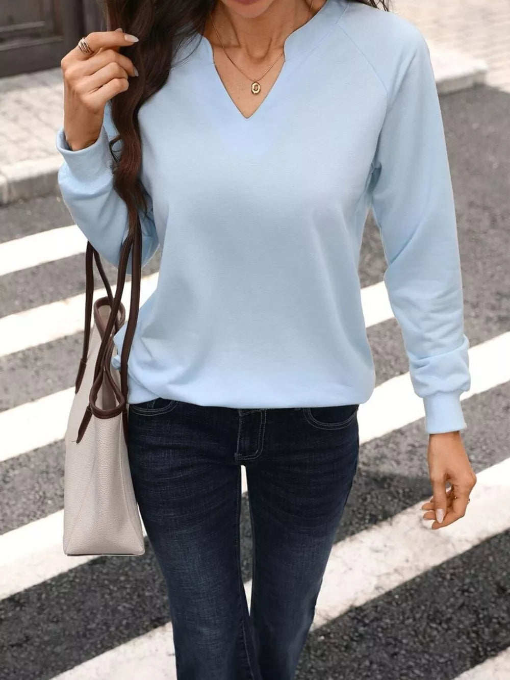 sweatshirt in black with v-neck and raglan sleeve