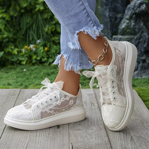sneakers in white featuring round toe and regular fit