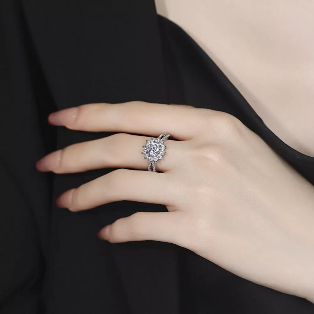 ring in silver featuring moissanite and regular fit