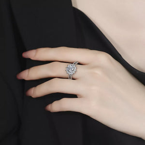 ring in silver featuring moissanite and regular fit