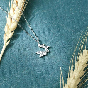 necklace in clear with leaf and zircon embellishment