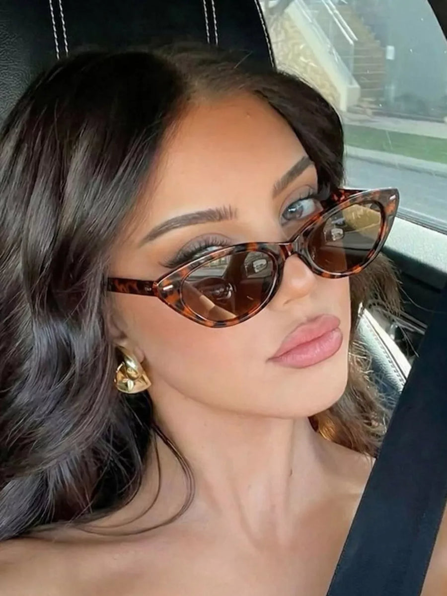 PC Frame material: Polycarbonate Lens material: Polycarbonate Temple material: P sunglasses in Black with cat-eye silhouette
