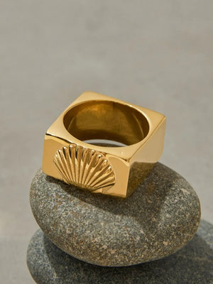 ring featuring shell pattern in gold with metallic texture