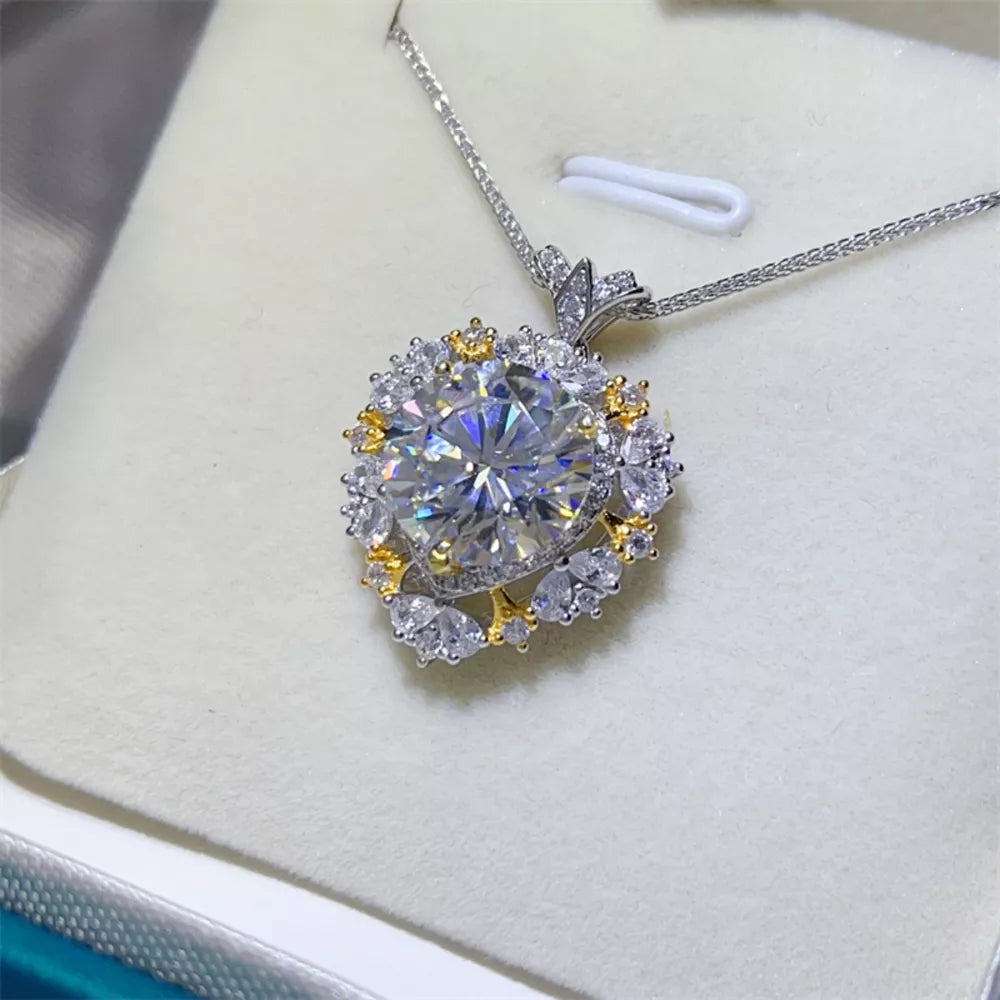 Necklace in silver featuring moissanite stones and pendant fit