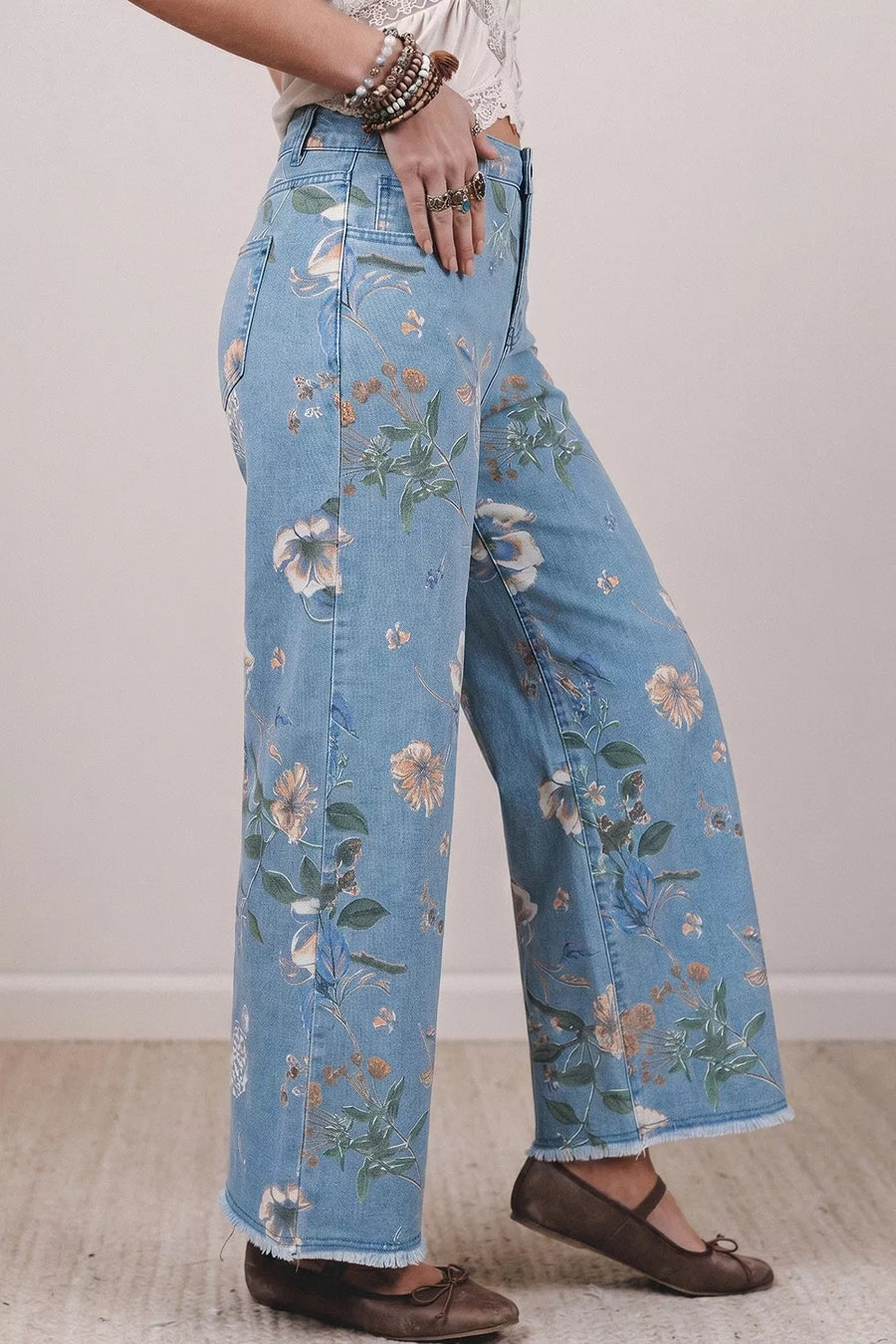 Medium wide-leg jeans with full-length and zip-front