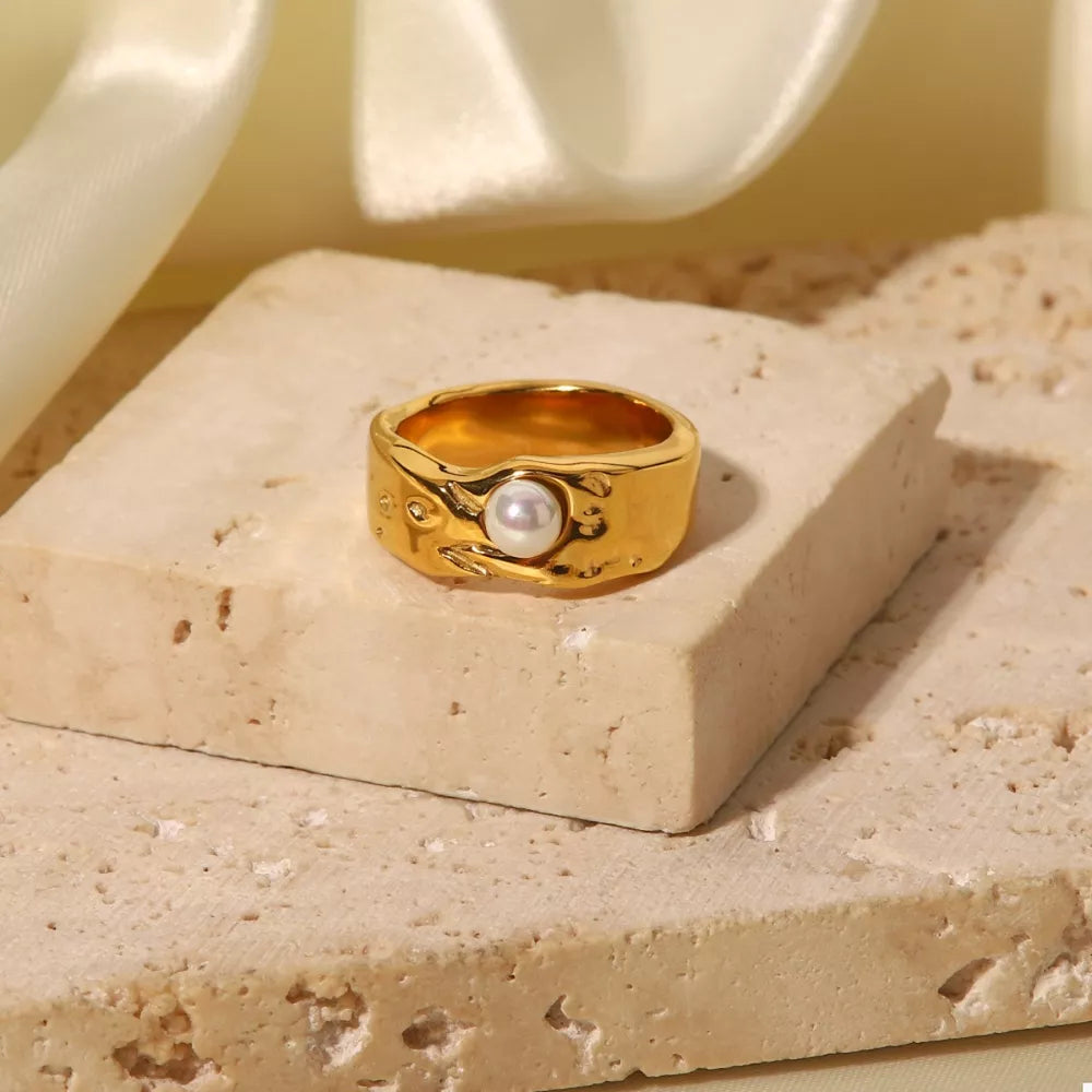 ring in gold featuring 18K gold-plated and none fit