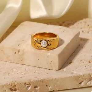 ring in gold featuring 18K gold-plated and none fit