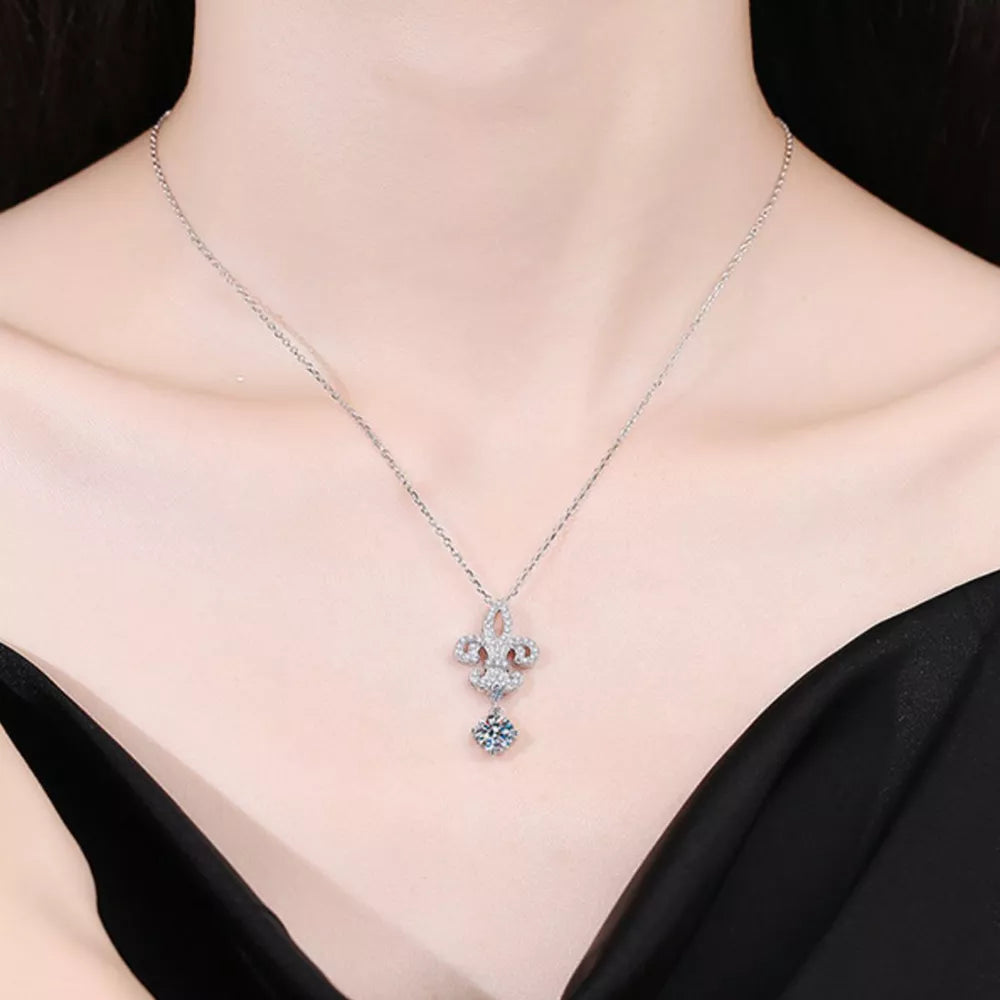 necklace in silver featuring pendant and regular fit