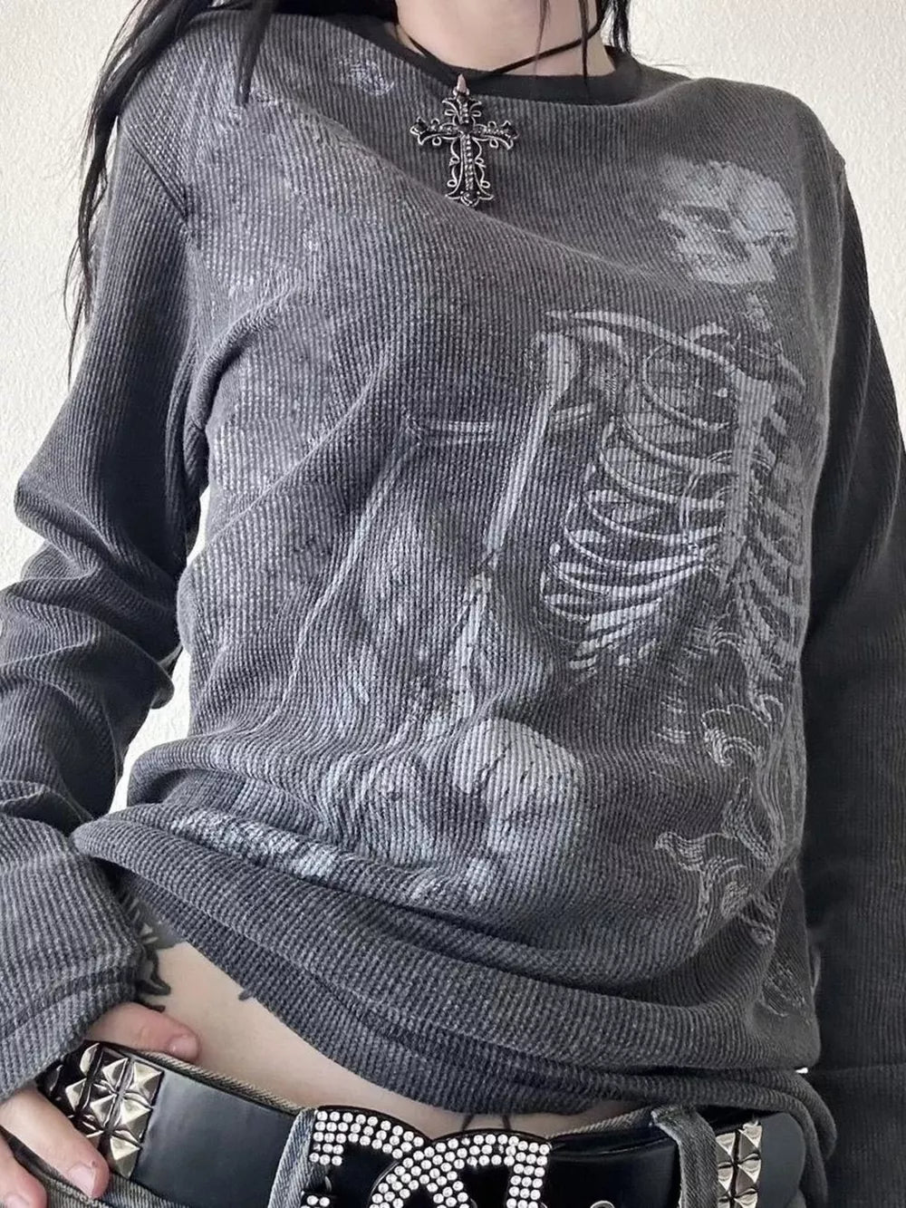 t-shirt featuring graphic print in Gray with 100% polyester Care instructions: Machine wash cold texture