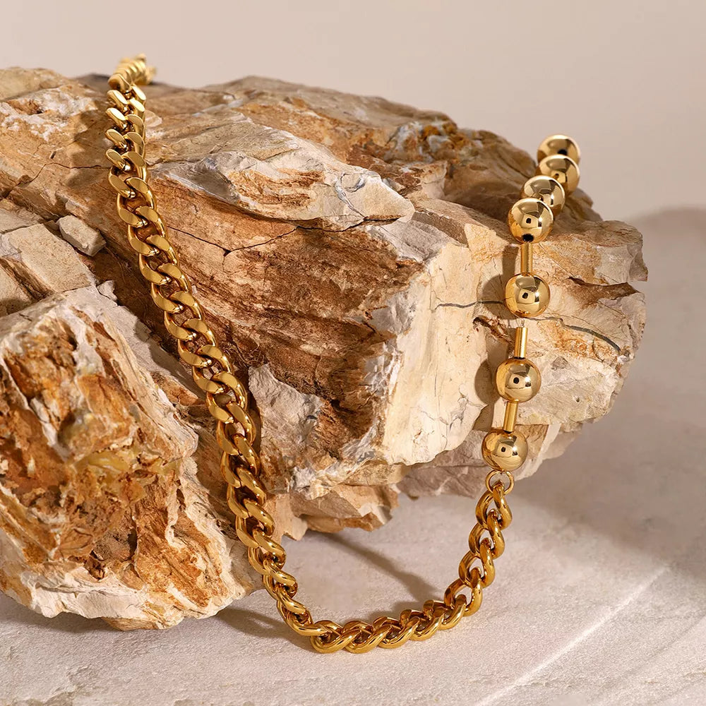 necklace in gold featuring 18K gold-plated and linear fit