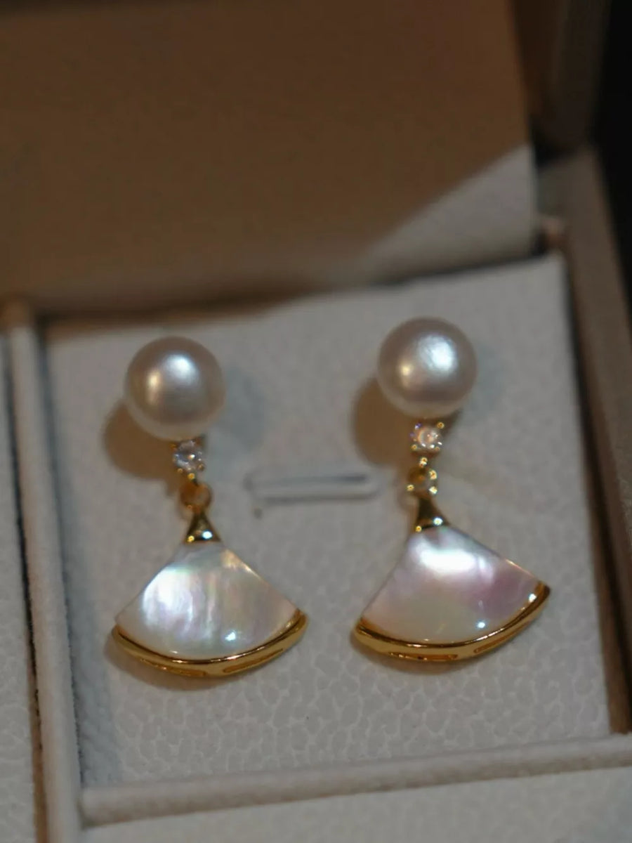 Elegant fan-shaped pearl earrings with mother-of-pearl inlay and gold trim.