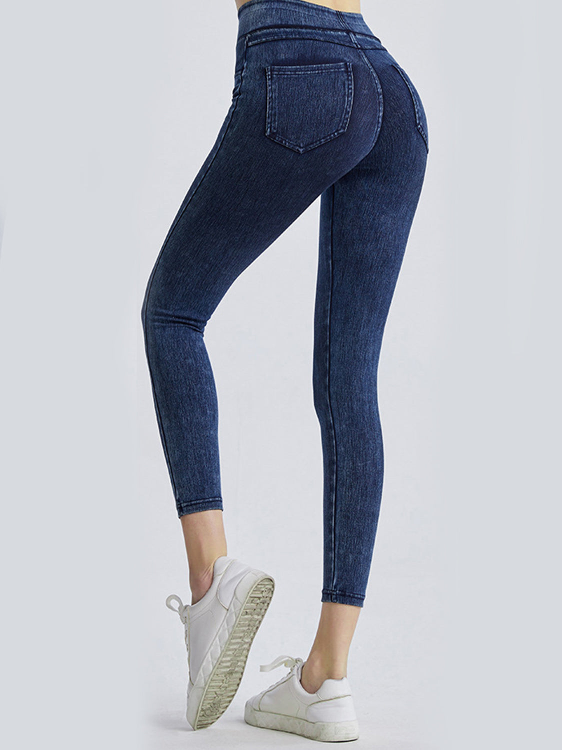 Denim illusion leggings in dark blue with a high waist and back pockets.