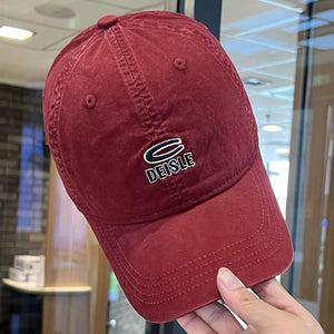 Baseball cap in deep red cotton with embroidered logo detail.