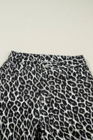 Chic cropped leopard print denim jeans with a button and zip closure.