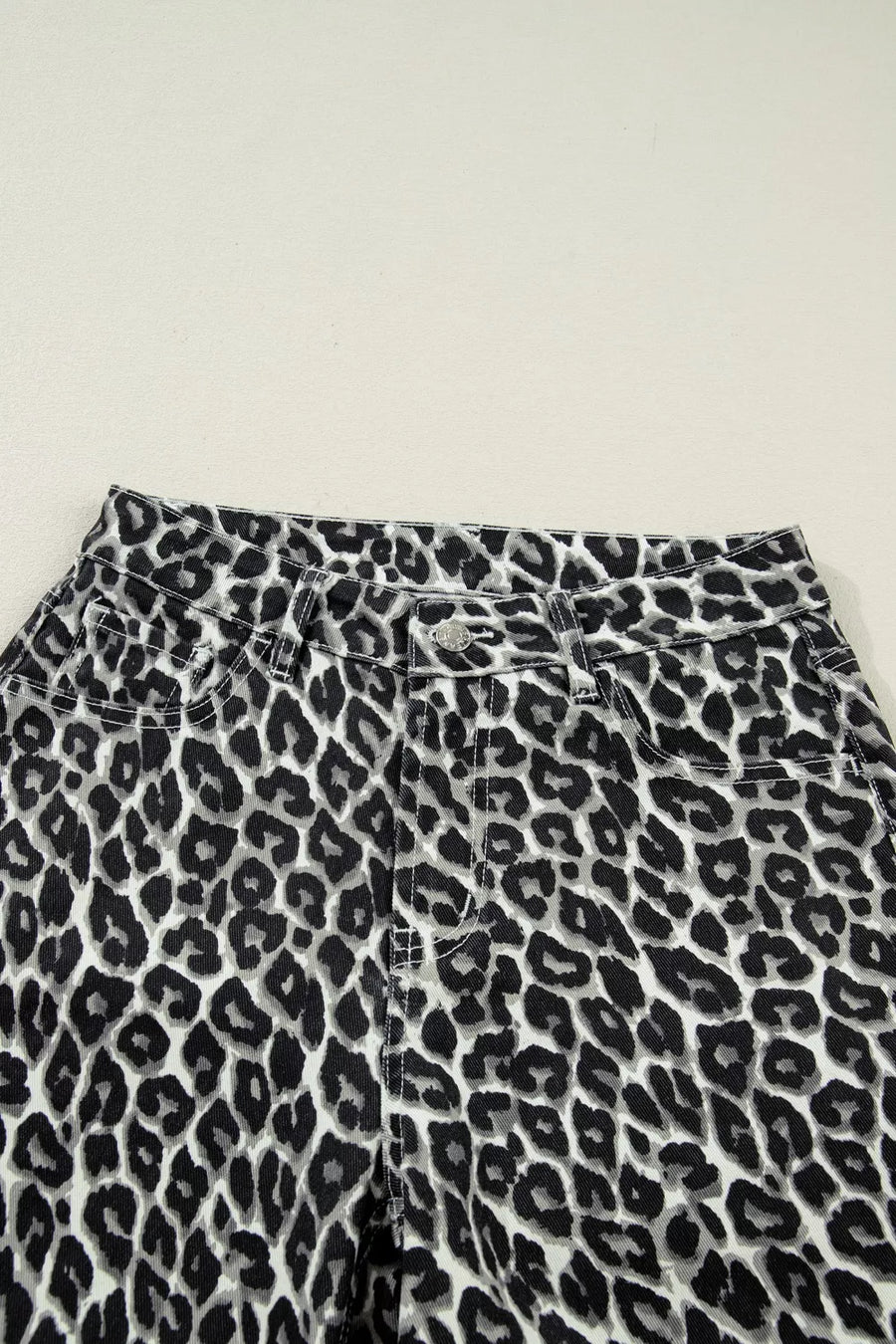 Chic cropped leopard print denim jeans with a button and zip closure.