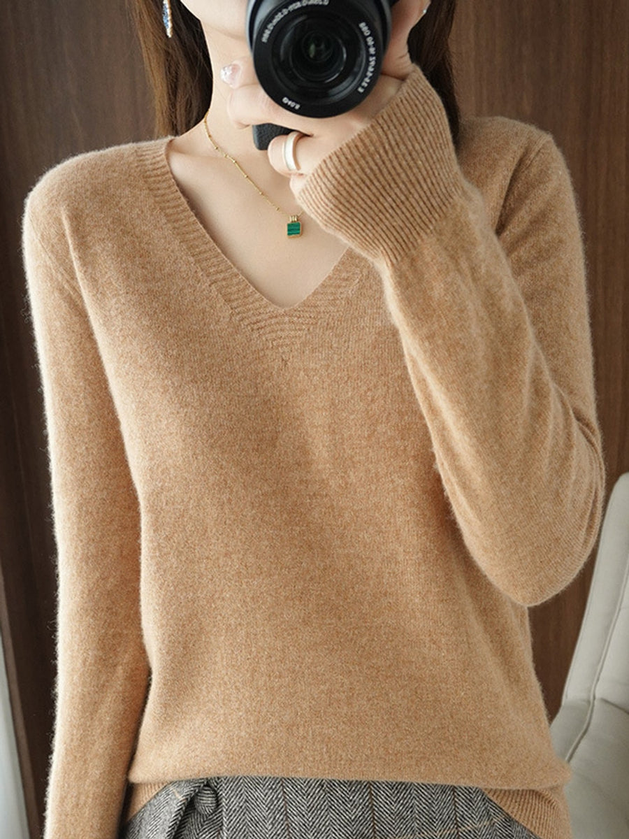 v-neck sweater in Red with lightweight and hip-length